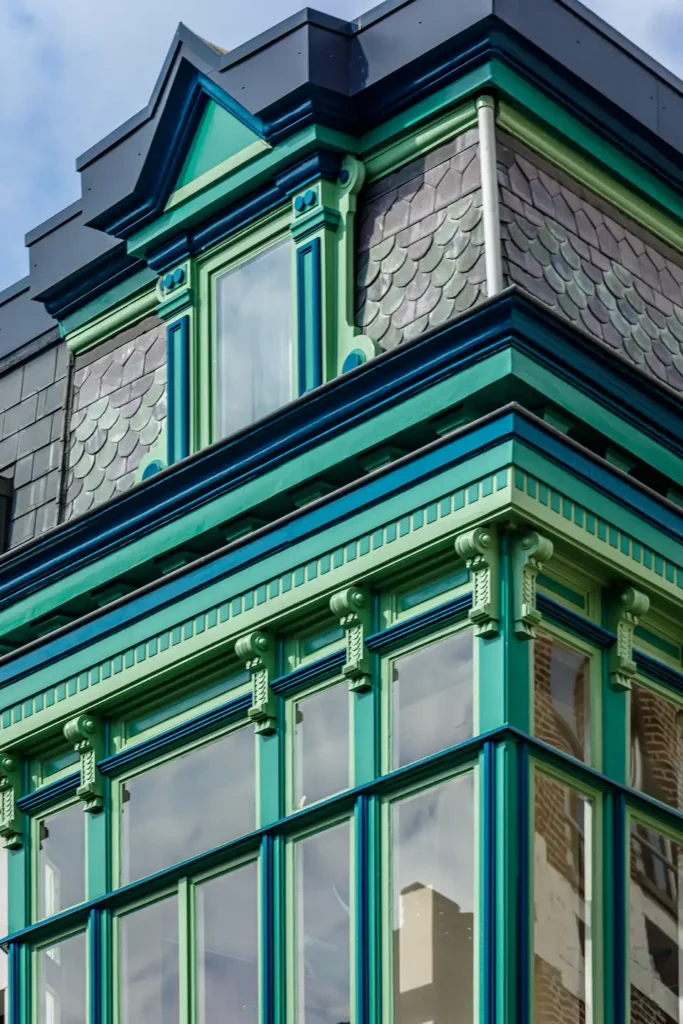 karaktervol hoekpand Kloosterstraat Antwerpen na restauratie met Ralston Coatings